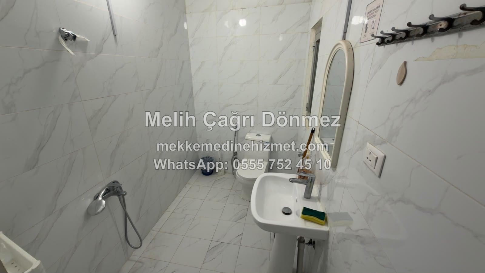 Medine Hostel — ortak WC ve banyo